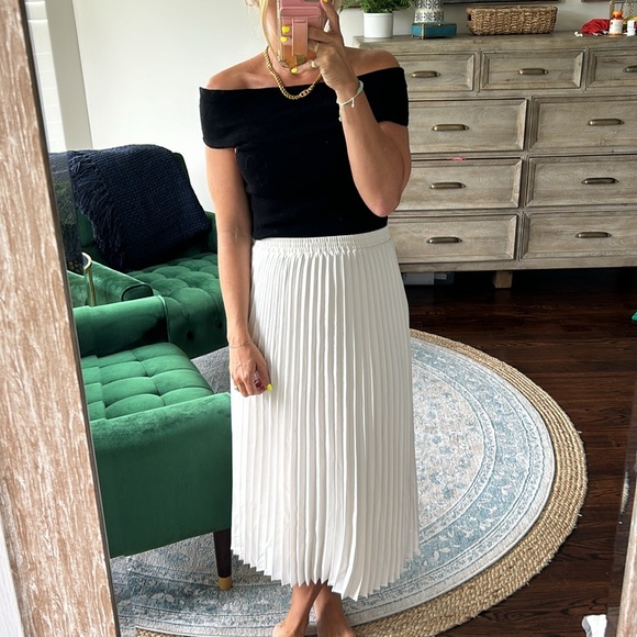 Pleated white skirt with off shoulder black top. Selling as an outfit - Picture 2 of 3